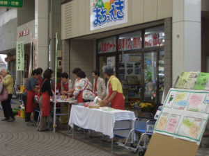 まちのえき前で牛乳パックのおもちゃづくりを行っています。