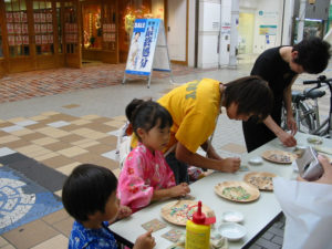 作品制作にとりかかる子ども達。