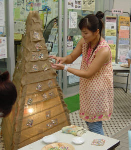 飾りつけをする”アトリエ・ほびっと”代表の寺田さん。