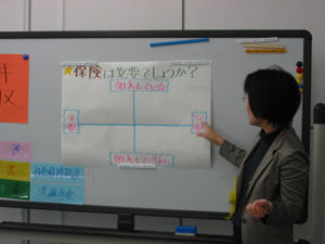 「保険は必要でしょうか？」と書かれた模造紙を使って説明する中村さん。