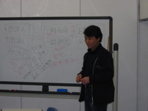 ホワイトボードを使って話をする講師の竹村センター次長。