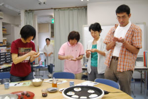 みんなで梅が枝餅を焼いています。