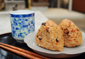 たこ飯おむすびとびわ茶です