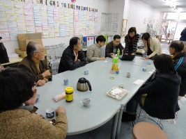 昼食時間は和やかに交流会