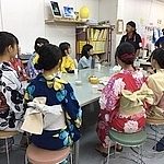 浴衣の学生さんと市民活動団体りす会山口代表金子さん、さぽらんてスタッフでのオリエンテーション写真