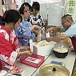 焼き上がりのポップコーンに適量の塩味をかける。量を指導