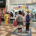 浴衣姿の学生がさぽらんんて前にて呼び込み、販売