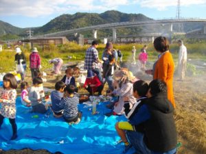 参加者が焼き芋を食べている画像です